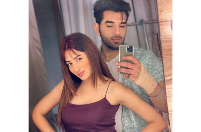 Check out the behind scenes of Mahira Sharma and Paras Chhabra from their upcoming shoot